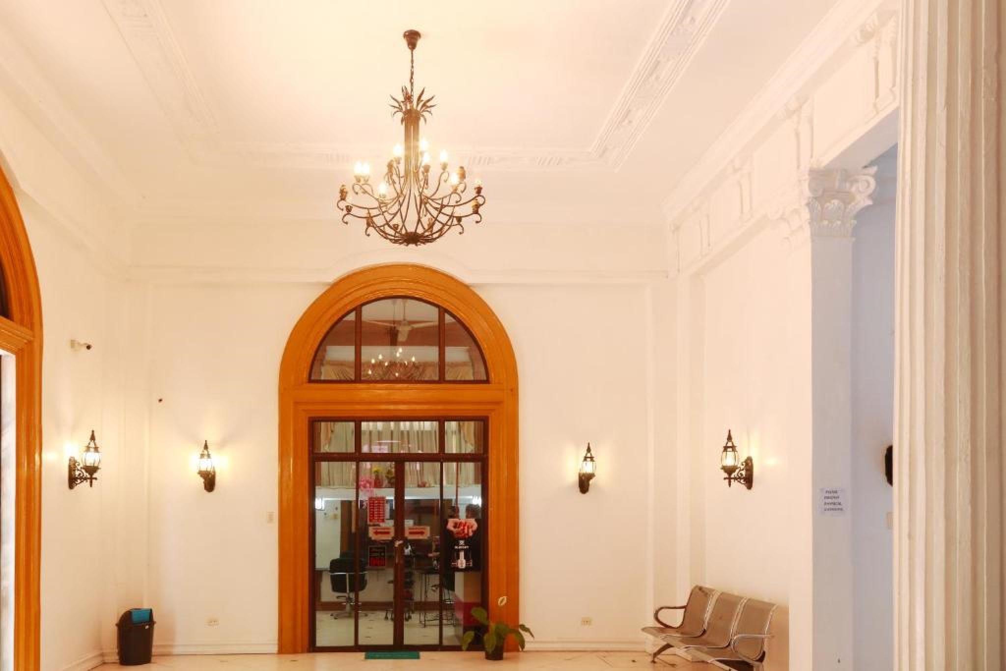 Reddoorz Plus @ Castle Chateau Iloilo Exteriér fotografie