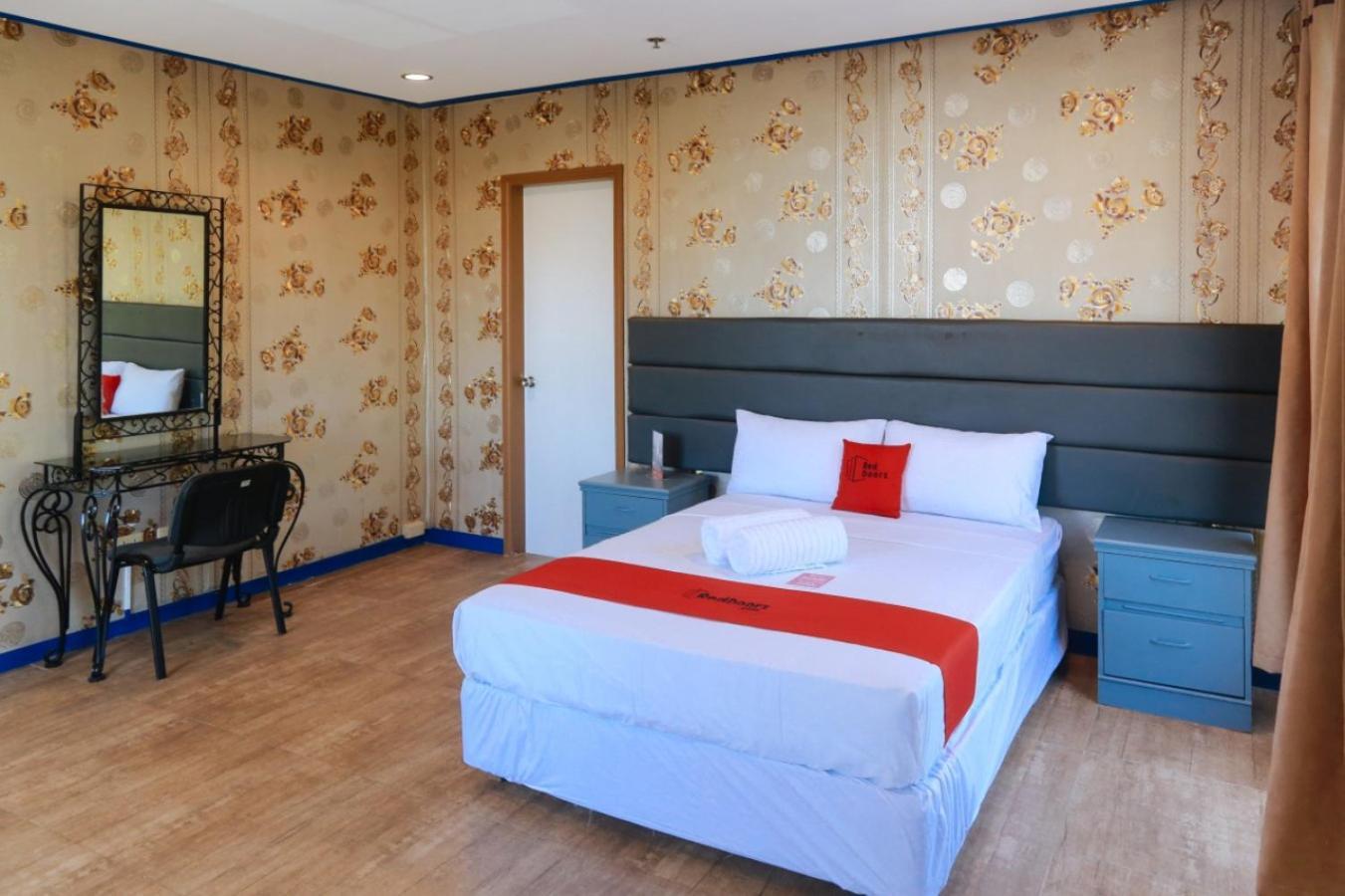 Reddoorz Plus @ Castle Chateau Iloilo Pokoj fotografie