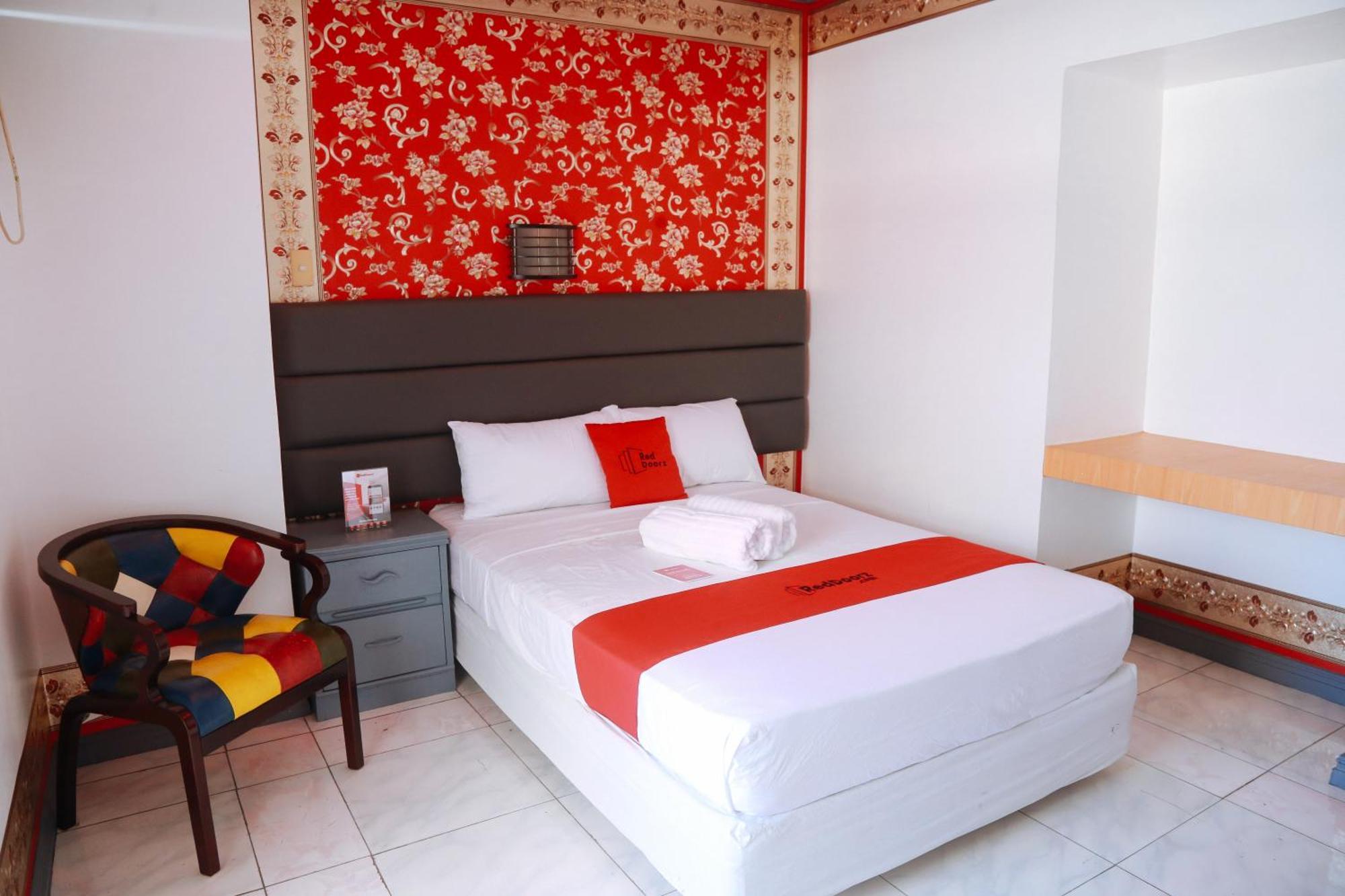 Reddoorz Plus @ Castle Chateau Iloilo Exteriér fotografie