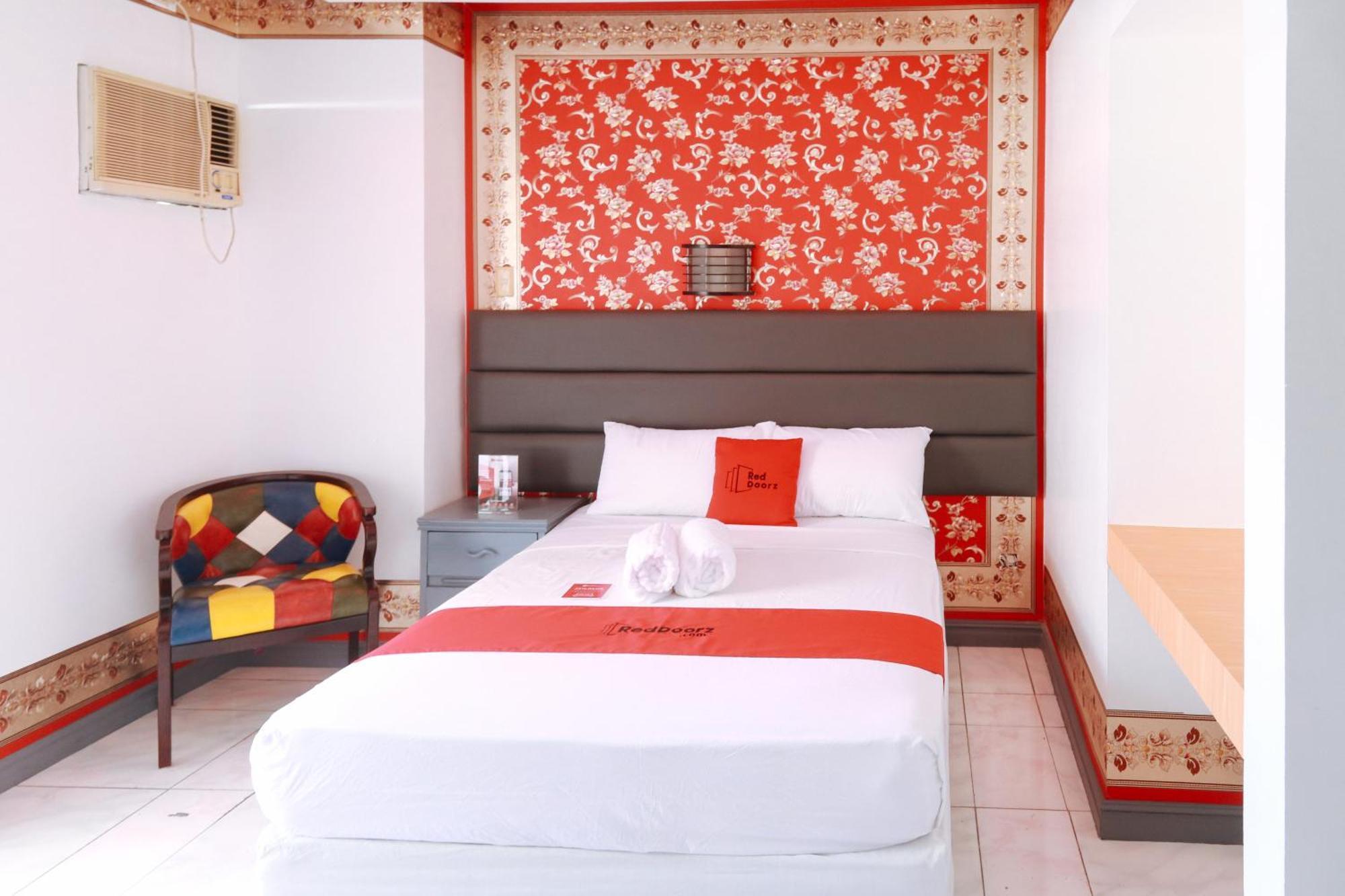 Reddoorz Plus @ Castle Chateau Iloilo Exteriér fotografie
