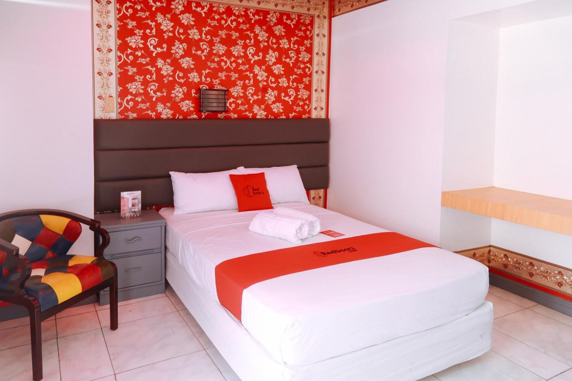 Reddoorz Plus @ Castle Chateau Iloilo Exteriér fotografie