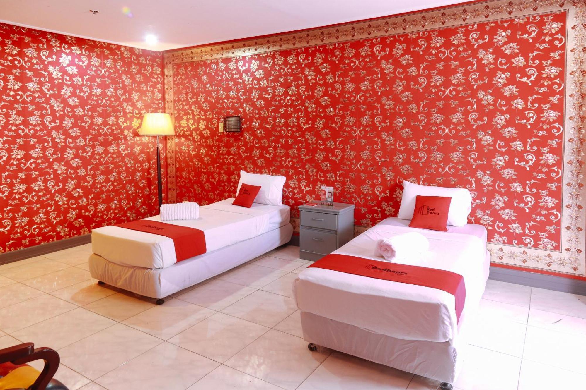Reddoorz Plus @ Castle Chateau Iloilo Exteriér fotografie