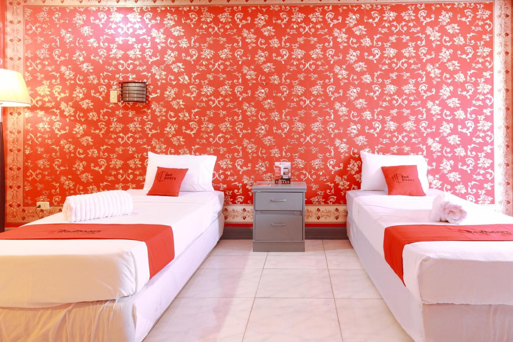 Reddoorz Plus @ Castle Chateau Iloilo Exteriér fotografie