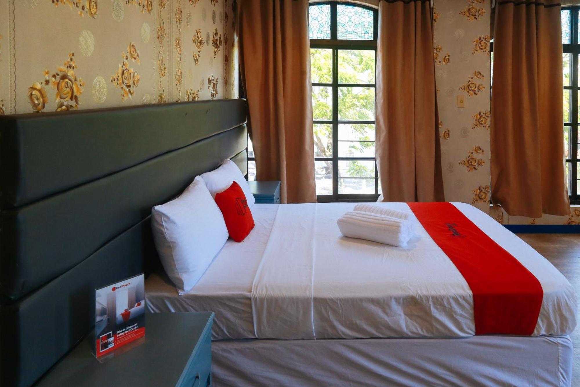 Reddoorz Plus @ Castle Chateau Iloilo Exteriér fotografie